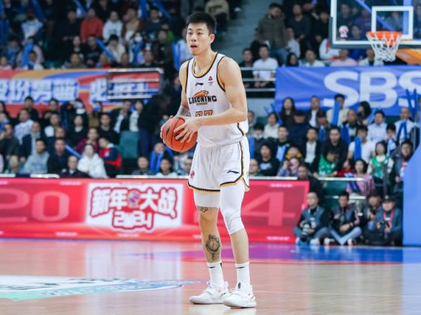 屋漏偏逢連夜雨！張鎮(zhèn)麟7中1僅得2分2板4助 末節(jié)受傷離場